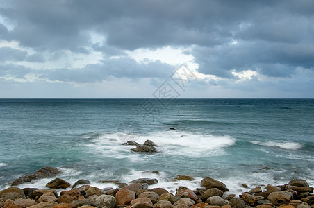 岩石海岸和美丽云彩的风景海洋地平线日落天堂支撑海岸线热带假期日出晴天图片