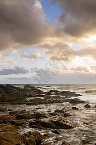 岩石海岸和美丽云彩的风景海浪热带石头天空天堂太阳冲浪日出支撑日落图片