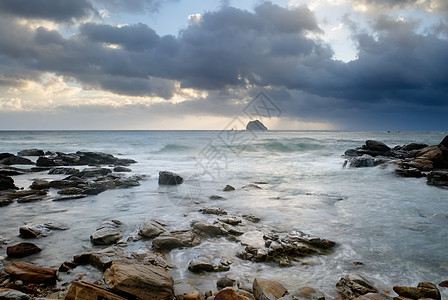 岩石海岸和美丽云彩的风景热带晴天支撑石头地平线天空日落海洋天堂太阳图片