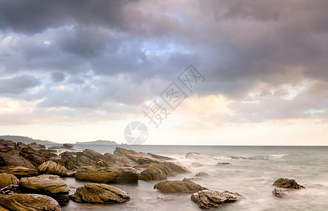 岩石海岸和美丽云彩的风景海洋冲浪石头天堂海岸线蓝色海浪日落晴天假期图片