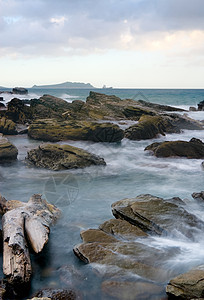 岩石海岸和美丽云彩的风景地平线冲浪日出日落假期石头天空支撑天堂海洋图片