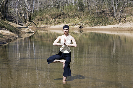 瑜伽河女孩公园瑜伽绿色女性女士运动图片