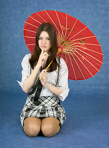 蓝底带雨伞的年轻女子背景图片