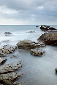 岩石海岸和美丽云彩的风景海洋天堂冲浪海岸线支撑地平线蓝色日落晴天石头图片