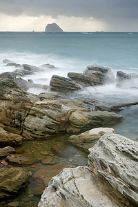 岩石海岸和美丽云彩的风景冲浪日落海岸线天空天堂海浪海洋地平线蓝色日出图片