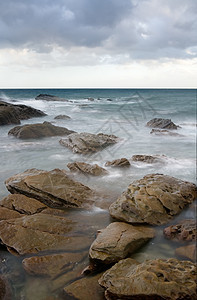 岩石海岸和美丽云彩的风景日落日出地平线海岸线海浪热带太阳海洋天空天堂图片