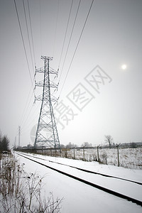 冬季铁道沿线的水电线图片