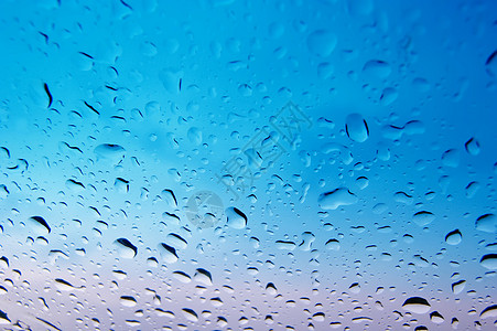 雨刮片湿玻璃液体宏观雨滴流动圆圈反射环境气泡水分白色背景