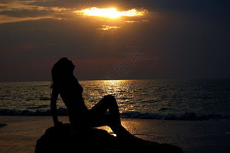 清晨在海边的一个女人成人女孩们生活日出海滩天空女士阳光身体太阳图片