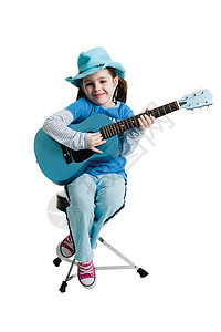 年轻女孩弹吉他牛仔冒充童年黑发岩石女性快乐幸福凳子唱歌图片