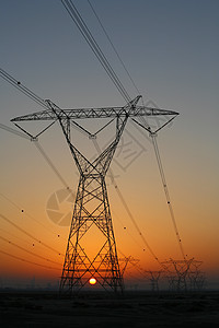日落时用电塔天空公用事业塔架活力电气绝缘子太阳水电电缆电线图片