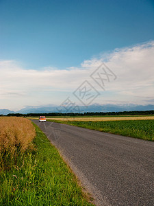 风景乡村公路橙子蓝色自由运输速度绿色沥青山脉天空小路图片