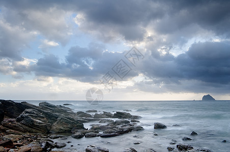 岩石海岸和美丽云彩的风景日落海洋冲浪天空天堂支撑地平线海岸线石头日出图片