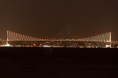 夜间博斯波鲁斯桥 土耳其伊斯坦布尔运输蓝色天空火鸡电缆后勤穿越城市建筑学火花图片