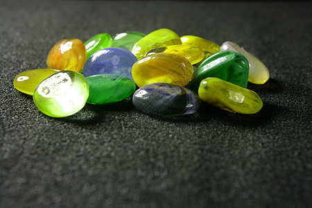 绿色和黄色彩色玻璃宝石图片