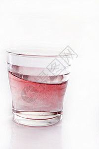 白色隔离的彩色移动水杯溪流反射玻璃红色酒精运动液体粉色卫生饮料图片
