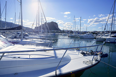美丽的船坞 帆船和机动艇城市海岸假期闲暇码头海洋反射旅行巡航蓝色图片