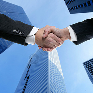 商务人士伙伴用手握手和西装人士办公室团队男性合作力量商务工作合伙协议图片