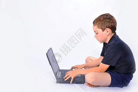 带膝上型电脑的男孩工作室笔记本互联网白色教育小伙子背景图片