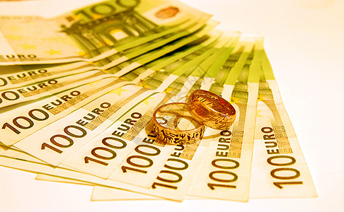 100欧元和两环戒指白色金融速度账单交换图片