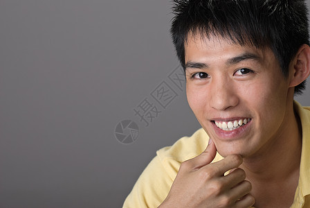 微笑的亚洲青年男子图片
