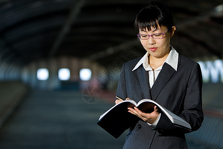 年轻的亚洲女商务人士性别工人员工女孩商务金融微笑服装姿势公司图片