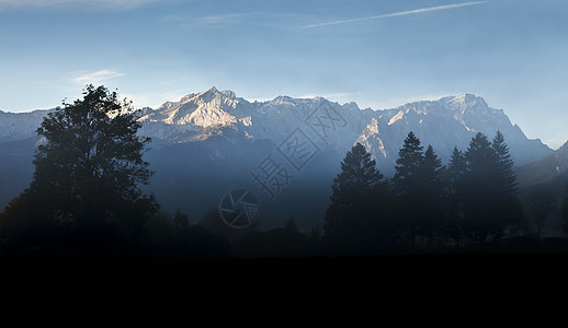 Zugspitze 祖尔皮茨运动旅游草地风景国家蓝色薄雾天气假期自由图片