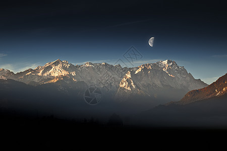 Zugspitze 祖尔皮茨运动薄雾假期风景旅游国家旅行岩石天气蓝色图片