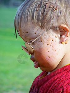 脸上有泥泥的唐氏综合症男孩环境世界童年毛衣快乐生活教育小伙子起伏好奇心图片