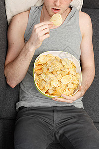 男人吃薯片男性电影零食土豆盘子娱乐衬衫垃圾筹码学生图片