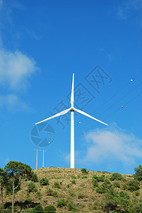 山顶风力涡轮机绿色活力翅膀发电机线圈天空蓝色风车环境场地图片