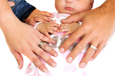 家人手牵着新女婴 结婚戒指明显可见图片