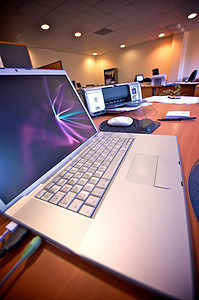 高级便携计算机组织桌面插图电脑商业商务铅笔键盘办公室鼠标垫背景图片