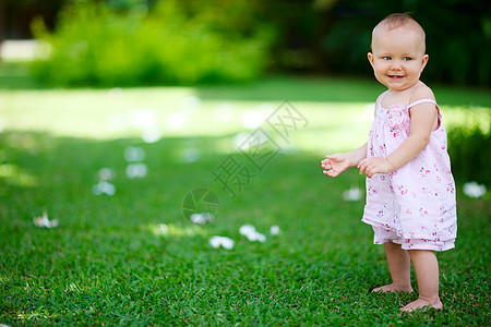 暑期女婴晴天青年孩子绿色儿童眼睛女儿公园白色草地图片