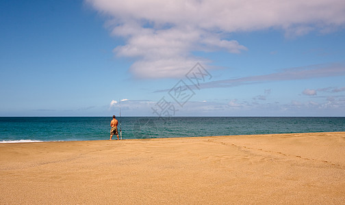 空海滩上的海渔图片