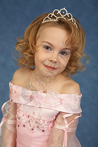 穿粉红裙子的女孩的肖像孩子情感青少年蓝色冒充美丽喜悦衣服紫色工作室图片
