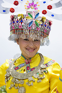 穿传统民族服装的中国女孩裙子青少年女孩们齿轮女性女士部落配件帽子文化图片