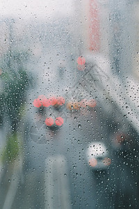 玻璃窗上的雨滴薄雾水分风暴头灯台风飞沫背景交通图片