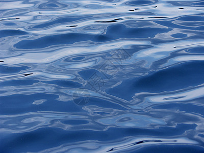 蓝蓝色水反射涟漪温泉圆圈蓝色卫生天空液体气泡飞溅图片
