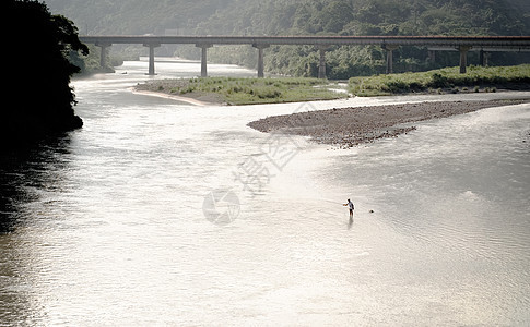 人类捕鱼的河流景观晴天男人淡水娱乐反射闲暇风景场景垂钓者环境图片