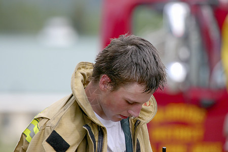 火灾后紧迫感服务安全男士救援工作服防护消防队员图片