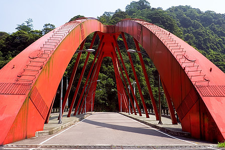 陆地上的红色大桥风景旅游晴天金属天空建筑旅行建筑学运输土地图片