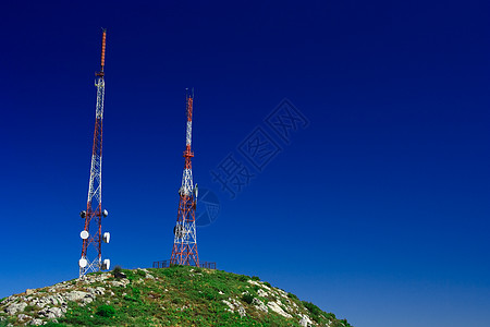 蓝色天空的绿地上电讯塔台接待互联网网络微波广播电视细胞技术移动收音机图片