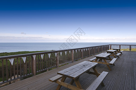威尔士语语言和遗产中心乡村桌子绿色海洋座位栅栏甲板图片