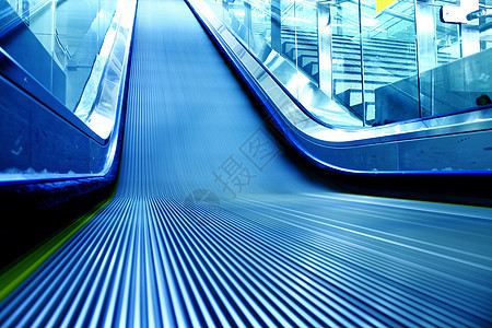 现代建筑中地铁站的扶梯图片