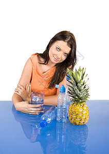 妇女饮用水蓝色水果幸福小女孩笑脸菠萝养分棕色欲望头发图片