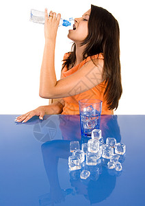 年轻女孩饮水饮用水蓝色橙子幸福镜子养分微笑小女孩头发影棚水果图片