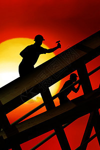 屋顶工人屋架男人建造工作太阳合同日落房子桁架建筑图片