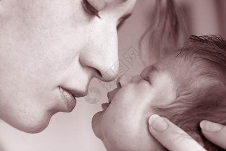 母亲生下新生儿女孩鼻子父母女儿情感护理妈妈卫生幸福孩子图片