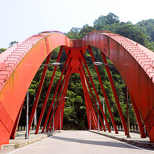 陆地上的红色大桥旅行交通地平线建筑学场景土地技术晴天爬坡游客图片